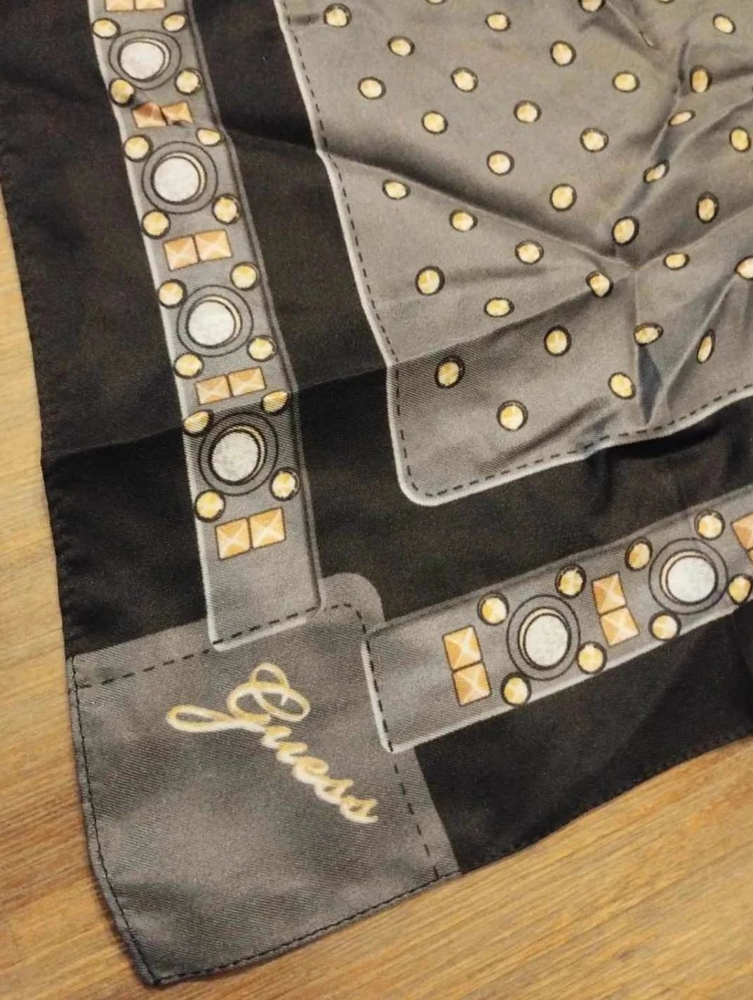 Foulard gris/noir, Soie, GUESS
48*46cm – photo 2